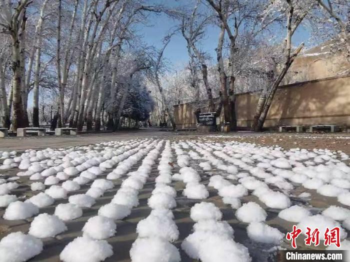圖為春雪過后的莫高窟美不勝收?！≈鼙笕?攝
