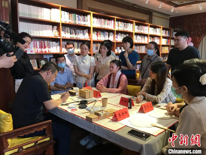 9月14日，“月動臨秋扇”中華傳統(tǒng)文化沉浸式體驗活動在北京紀曉嵐故居舉辦。 陳建新 攝 陳建新 攝