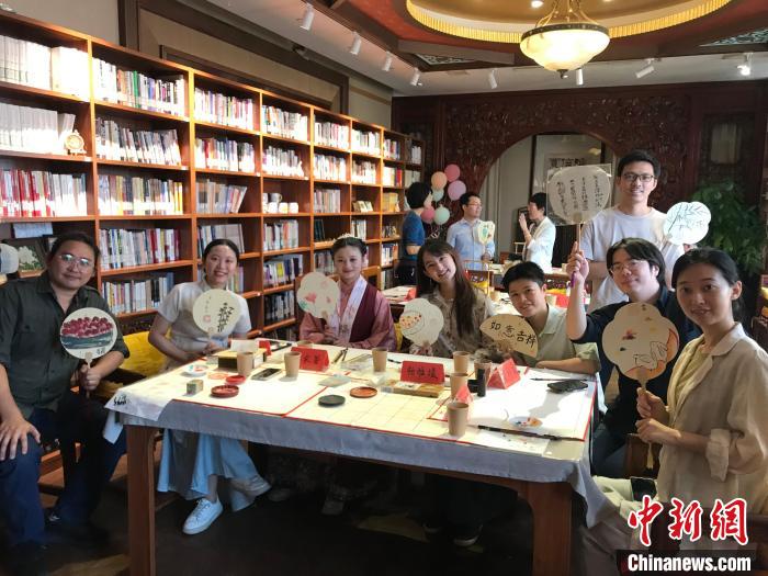 9月14日，“月動臨秋扇”中華傳統(tǒng)文化沉浸式體驗活動在北京紀曉嵐故居舉辦。陳建新 攝 陳建新 攝