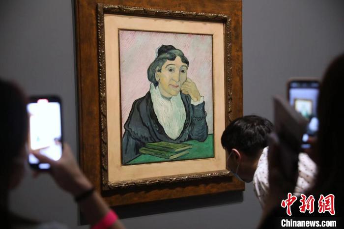 觀眾欣賞梵高畫作《阿爾勒婦女(吉努夫人肖像)》。　張亨偉 攝
