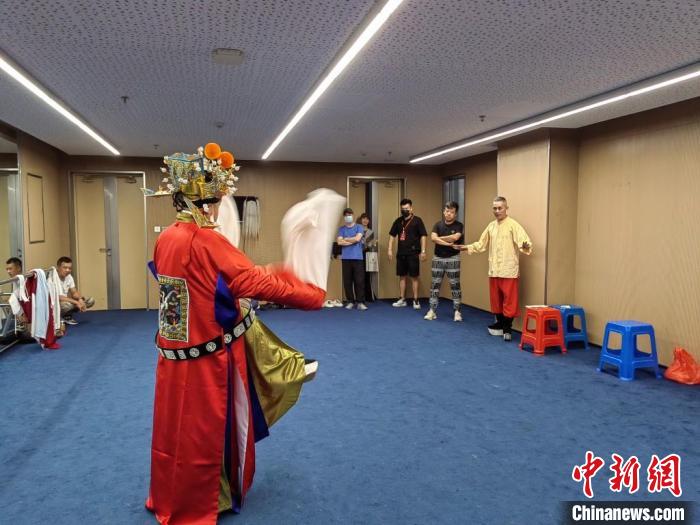 “天下第一團(tuán)”正在進(jìn)行練習(xí)?！±ド绞形捏w廣電和旅游局供圖