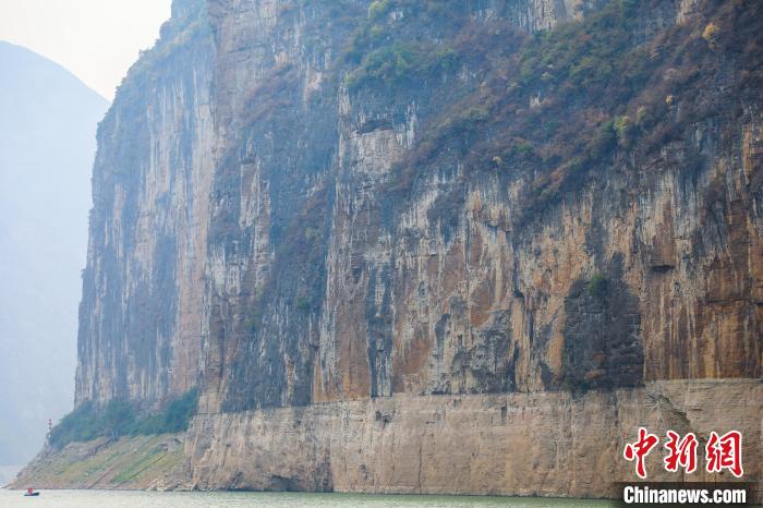 圖為瞿塘峽兩岸壯麗景致?！×簹J卿 攝