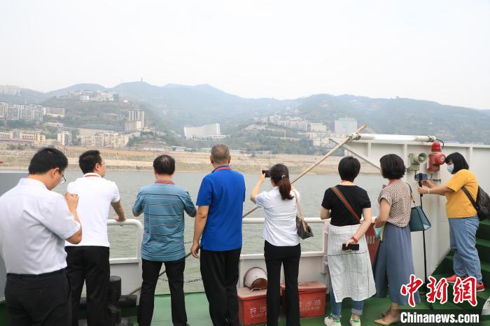 重慶市政協(xié)“同心聚力巴渝行”主題采訪團(tuán)15日走進(jìn)奉節(jié)，了解當(dāng)?shù)卣f(xié)委員護(hù)江成效。　梁欽卿 攝