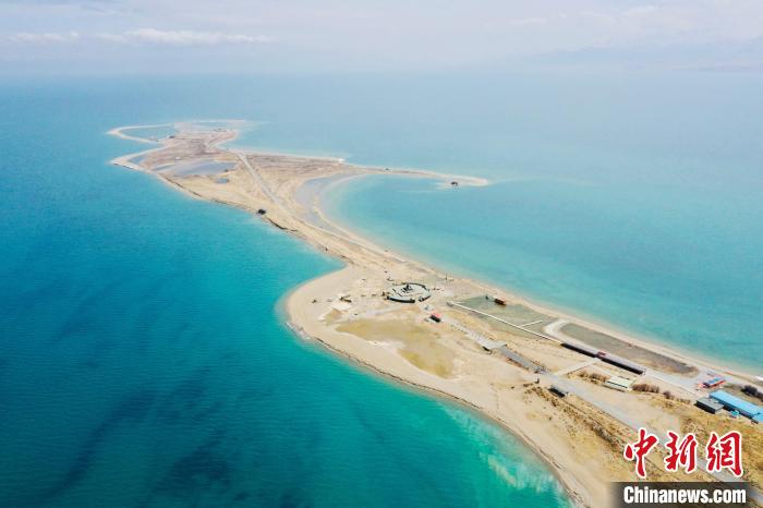 圖為青海湖?！±罱瓕?攝