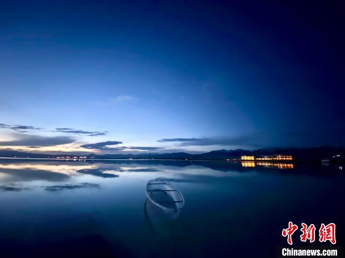 圖為茶卡天空壹號景區(qū)?！±罱瓕?攝