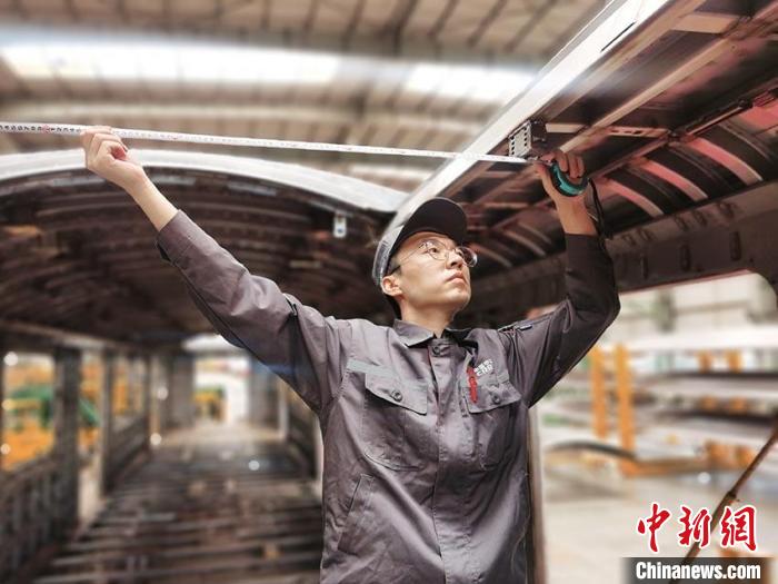 王漢卿在安裝車頂二次骨架吊。　受訪者供圖
