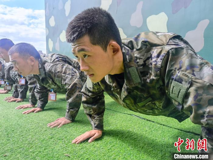 尤云龍正在和戰(zhàn)友進(jìn)行體能訓(xùn)練?！×志杆?攝