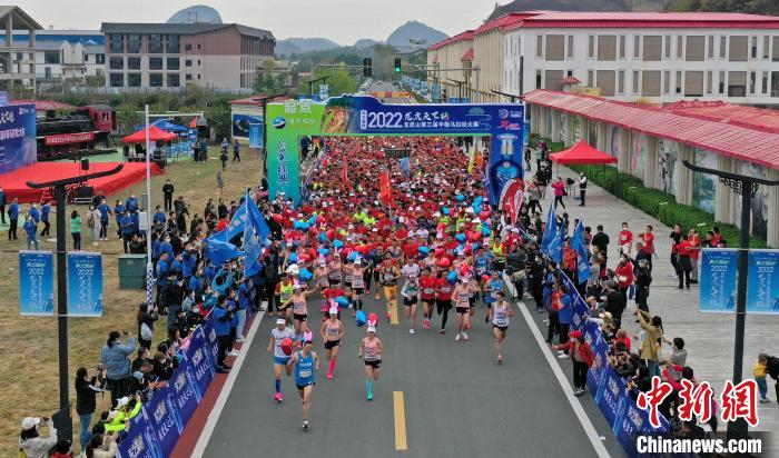 2022年龍虎山半程馬拉松鳴槍開跑?！⒅剧?攝