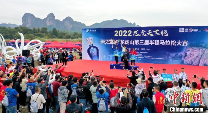 2022年龍虎山半程馬拉松鳴槍開跑。　劉志琨 攝