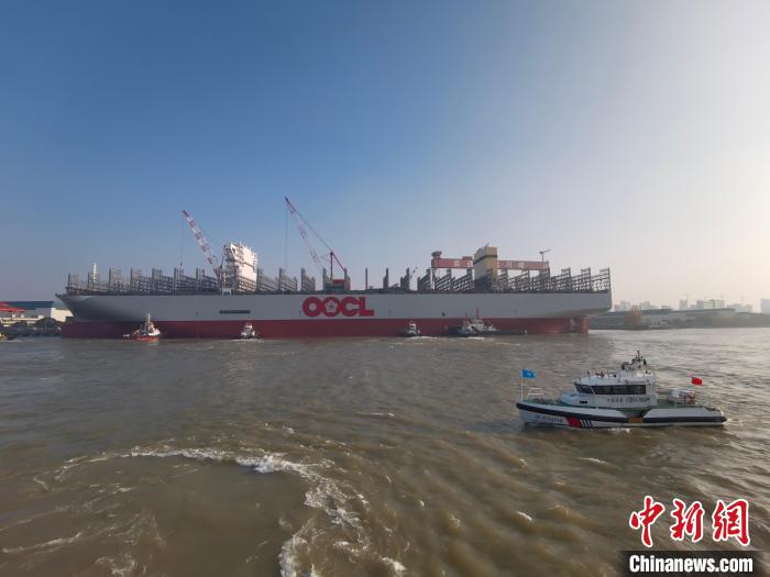 海巡艇在現(xiàn)場引導(dǎo)水上交通。　南通海事局供圖