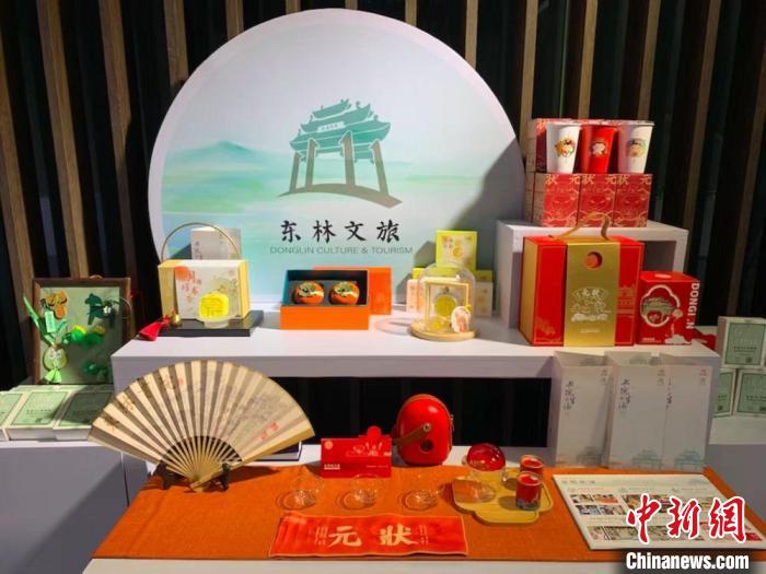 發(fā)展論壇現(xiàn)場展出的無錫城市文創(chuàng)作品?！O權(quán) 攝