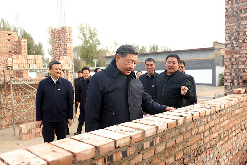 2023年11月10日，習近平總書記在河北保定涿州市刁窩鎮(zhèn)萬全莊村房屋重建施工現場考察。