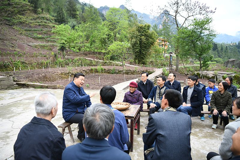2019年4月15日，習近平總書記在重慶石柱土家族自治縣中益鄉(xiāng)華溪村同村民代表、基層干部、扶貧干部、鄉(xiāng)村醫(yī)生等圍坐在一起，共話脫貧攻堅。