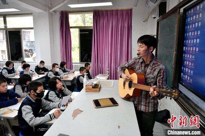 圖為3月16日，張家豪在福建福州延安中學(xué)教學(xué)。 <a target='_blank' href='/'><p  align=