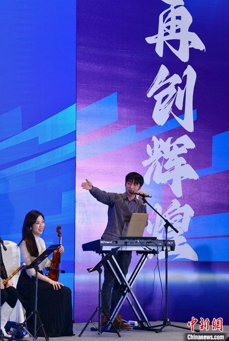 圖為3月9日，福建福州，張家豪(右)與林佳臻在臺上演出。 <a target='_blank' href='/'><p  align=