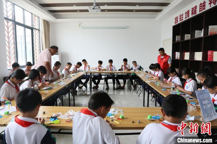 4月24日，中國航天日主題活動海南文昌分會場開展航天機器人手工創(chuàng)作體驗課。　符宇群 攝