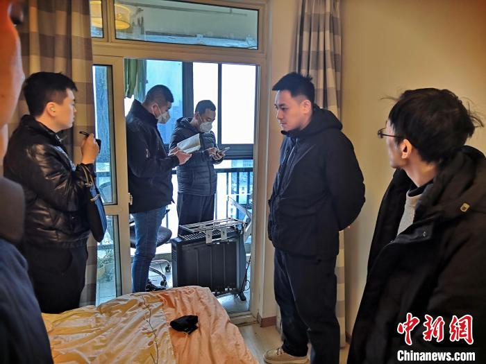 丹東市公安局民警抓捕犯罪嫌疑人，在其家中進(jìn)行搜查?！〉|市公安局供圖