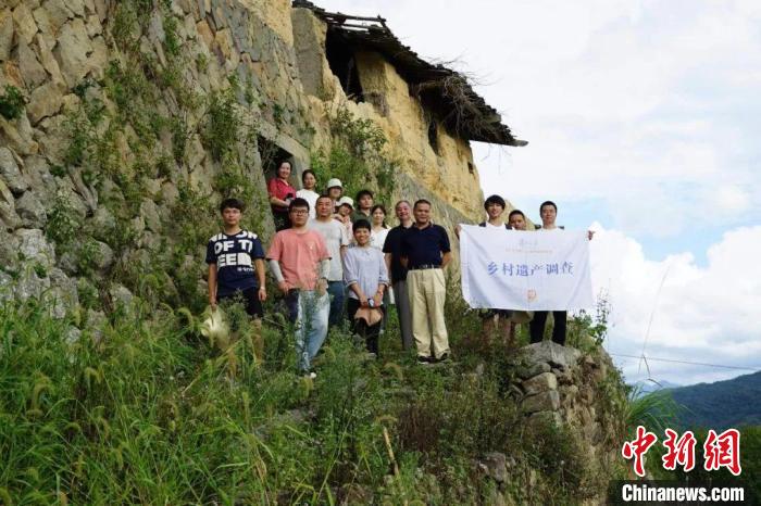杜曉帆與該中心教師團(tuán)隊(duì)調(diào)研足跡遍布全中國(guó)各省市800多個(gè)城鄉(xiāng)聚落、文化景觀等?！?fù)旦大學(xué)國(guó)土與文化資源研究中心供圖
