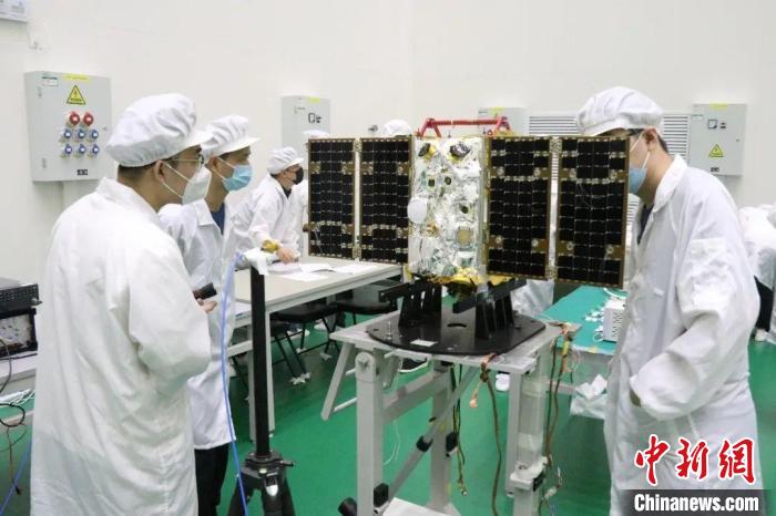 圖為大連1號—連理衛(wèi)星試驗中?！〈筮B理工大學(xué)供圖