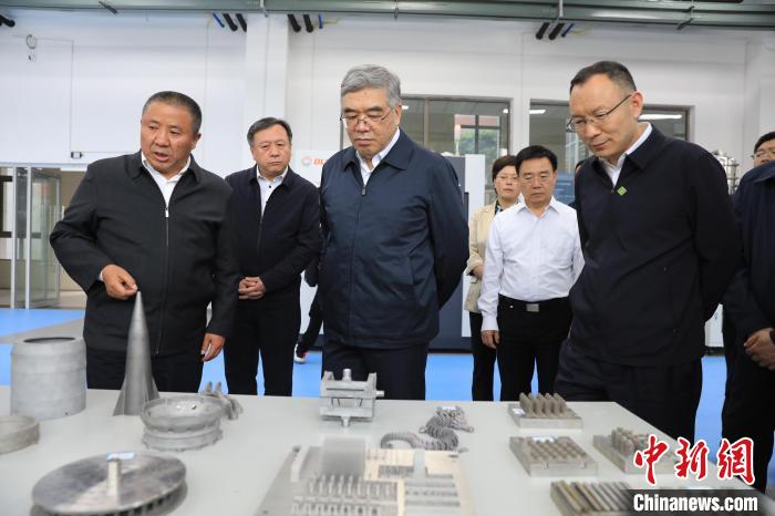 民進中央常務(wù)副主席朱永新率調(diào)研組赴四川開展重點考察調(diào)研。圖為在四川工程職業(yè)技術(shù)學(xué)院考察調(diào)研?！∶襁M中央供圖