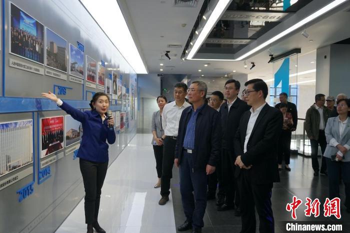 民進中央主席蔡達(dá)峰近日率調(diào)研組赴江蘇開展重點考察調(diào)研。圖為在江陰實地考察雙良集團有限公司?！O權(quán) 攝