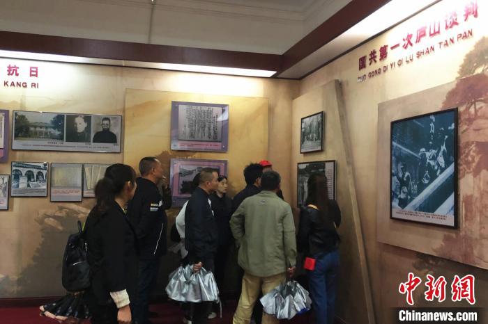 圖為游客在廬山抗戰(zhàn)博物館內(nèi)參觀?！蛆i泉 攝