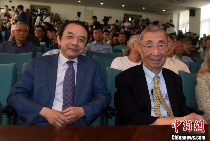 高能論壇開始前，丁肇中先生(右)與主持論壇的中科院高能所所長王貽芳院士合影?！?lt;a target='_blank' href='/'><p  align=