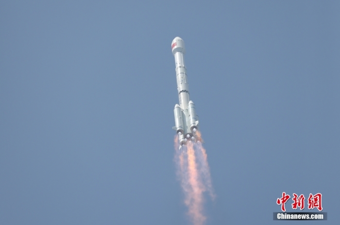 5月17日10時49分，我國在西昌衛(wèi)星發(fā)射中心用長征三號乙運(yùn)載火箭，成功發(fā)射第五十六顆北斗導(dǎo)航衛(wèi)星。該衛(wèi)星屬地球靜止軌道衛(wèi)星，是我國北斗三號工程的首顆備份衛(wèi)星。入軌并完成在軌測試后，將接入北斗衛(wèi)星導(dǎo)航系統(tǒng)。此次發(fā)射是北斗三號工程高密度組網(wǎng)之后，時隔3年的首發(fā)任務(wù)。朱磊 攝