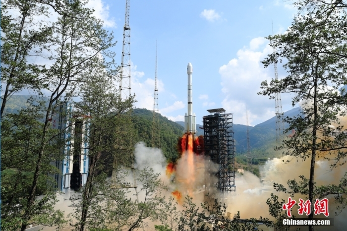 5月17日10時49分，我國在西昌衛(wèi)星發(fā)射中心用長征三號乙運(yùn)載火箭，成功發(fā)射第五十六顆北斗導(dǎo)航衛(wèi)星。該衛(wèi)星屬地球靜止軌道衛(wèi)星，是我國北斗三號工程的首顆備份衛(wèi)星。入軌并完成在軌測試后，將接入北斗衛(wèi)星導(dǎo)航系統(tǒng)。此次發(fā)射是北斗三號工程高密度組網(wǎng)之后，時隔3年的首發(fā)任務(wù)。楊志遠(yuǎn) 攝