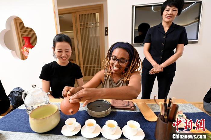 代表團(tuán)成員在漳州古城體驗(yàn)中國(guó)茶文化?！埥鸫?攝