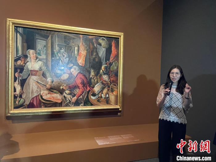 當(dāng)?shù)貢r(shí)間6月1日，韓國(guó)國(guó)立中央博物館講解員在向游客講解畫作?！∪f(wàn)佳欣 攝