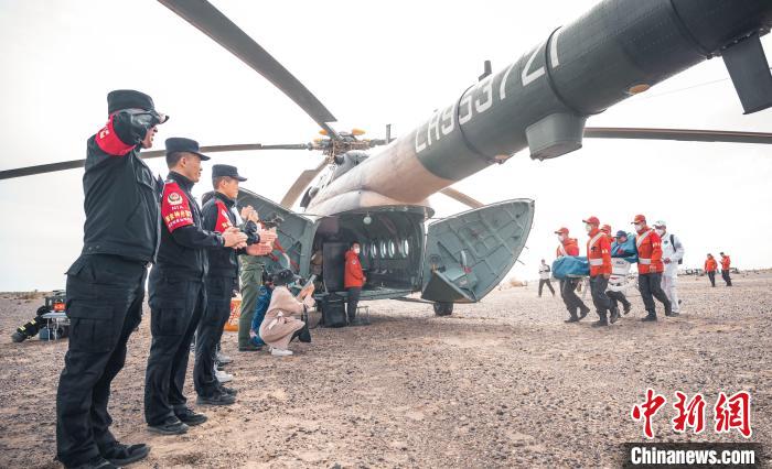 圖為阿拉善邊境管理支隊民警目送航天員登機離開?！缇?攝