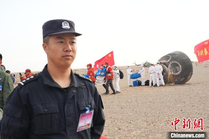 圖為阿拉善邊境管理支隊民警在著陸場開展安保工作?！埥?攝