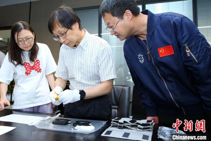 科研人員查看隨神舟十五號返回地面的空間科學實驗樣品?！≈锌圃嚎臻g應用中心 供圖