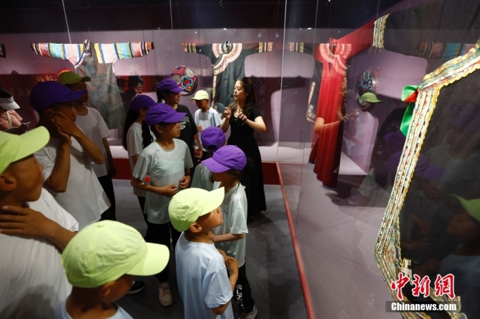 圖為藏族青少年們參觀民族博物館。<a target='_blank' href='/' _fcksavedurl='/'><p  align=