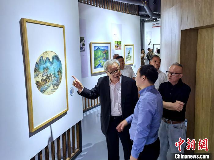 海峽兩岸藝術家畫展上，藝術家進行藝術交流?！「毒窜?攝