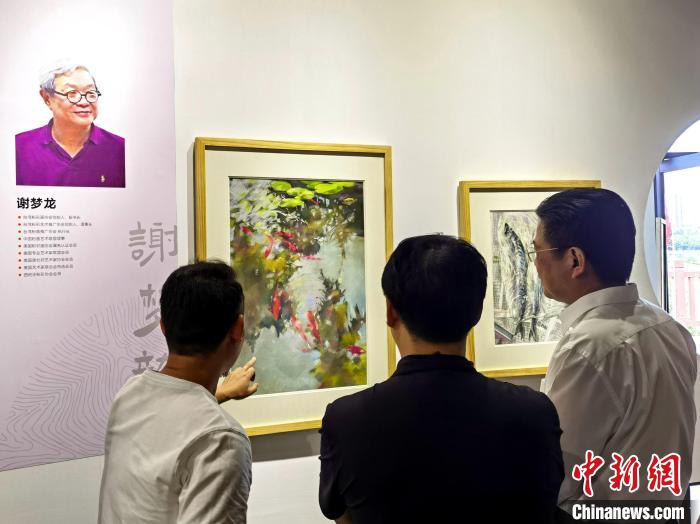 “求同存藝——海峽兩岸藝術家畫展”展出百余幅兩岸藝術家畫作?！「毒窜?攝