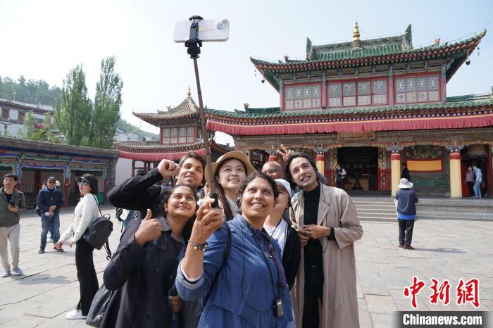 圖為外國(guó)記者在塔爾寺合影?！●R銘言 攝