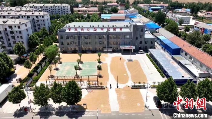 德州陵城區(qū)開放1297處鎮(zhèn)村公共場地，緩解農(nóng)民曬糧難題?！×瓿菂^(qū)委宣傳部供圖