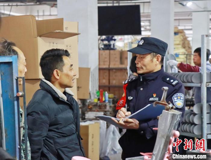 3月30日，大興派出所民警來(lái)到轄區(qū)中小企業(yè)，開(kāi)展“為民為企為項(xiàng)目”走訪活動(dòng)。　合肥警方供圖