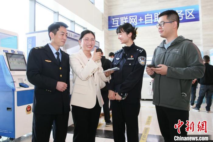 4月10日，安徽合肥，一家運(yùn)輸企業(yè)負(fù)責(zé)人在工作人員的指導(dǎo)下，使用小程序辦理車管業(yè)務(wù)?！『戏示焦﹫D