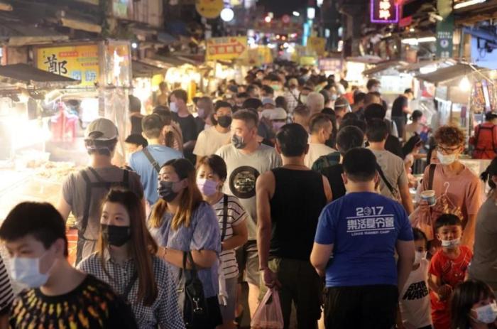 冰粉、雙皮奶、螺螄粉……臺網(wǎng)友發(fā)帖：臺灣街頭越來越多大陸小吃
