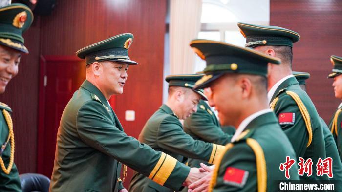 首長為晉銜官兵頒發(fā)任命狀。　張煜梁 攝
