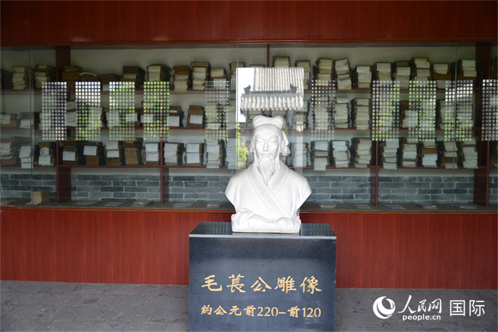 河間詩(shī)經(jīng)齋毛萇雕像。雕像后書櫥中陳列的是歷代各版本《詩(shī)經(jīng)》及譯本。 人民網(wǎng) 趙昭攝