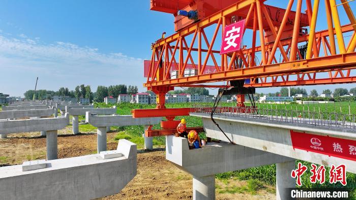 長25米重80噸的箱梁平穩(wěn)、精準地落在S314分離式立交橋25號和26號墩上。　劉玉才 攝