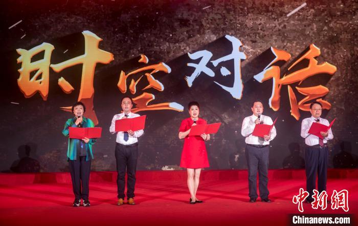 陶侃與陳望道之孫陳曉帆、顏福慶之孫顏志淵、榮毅仁侄女榮智豐深情朗誦《與統(tǒng)戰(zhàn)先輩的時(shí)空對(duì)話》?！堦?攝