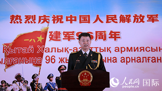國防武官胡德君大校發(fā)表致辭。人民網(wǎng)記者 李強攝