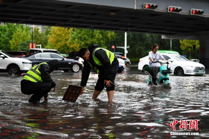 7月30日，河北省持續(xù)發(fā)布暴雨紅色預(yù)警信號。受今年第5號臺風(fēng)“杜蘇芮”殘余環(huán)流影響，7月28日以來，地處華北地區(qū)的河北省大部出現(xiàn)降雨。30日17時，該省氣象臺發(fā)布當(dāng)日第三次暴雨紅色預(yù)警信號。石家莊市城區(qū)不少區(qū)域積水嚴(yán)重，城管、環(huán)衛(wèi)、園林、市政等部門緊急出動，聯(lián)合疏堵保暢，筑牢防汛安全屏障。圖為石家莊裕華區(qū)城管局防汛隊員對沿街收水井進(jìn)行雜物清理，以保證排水暢通。翟羽佳 攝