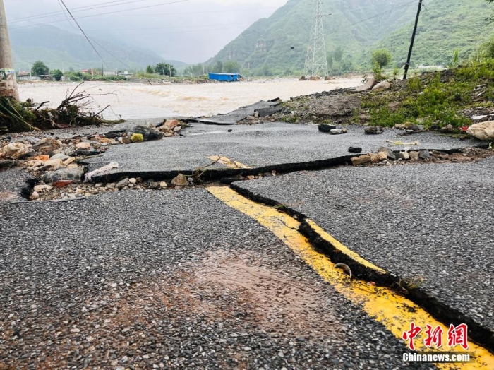 受臺(tái)風(fēng)“杜蘇芮”影響，7月29日至8月1日，河北省淶水縣普降暴雨，持續(xù)強(qiáng)降雨和強(qiáng)風(fēng)天氣引發(fā)洪水險(xiǎn)情。連日來，當(dāng)?shù)亟M織數(shù)千人搶險(xiǎn)救援隊(duì)伍，集中力量加快排水、清理路面、救援拋錨車輛、搶修倒伏電線桿等工作。8月1日，方便面、飲用水、火腿腸、面包等首批調(diào)撥救災(zāi)物資送抵救災(zāi)一線，并于當(dāng)天發(fā)放到受災(zāi)群眾手中。目前，淶水縣受損交通、電力、通信等基礎(chǔ)設(shè)施正在加緊搶修，山區(qū)受困人員已分批轉(zhuǎn)移，各項(xiàng)搶險(xiǎn)救災(zāi)工作正在有序進(jìn)行中。圖為淶水縣婁村鎮(zhèn)南安莊村被洪水沖毀的路面。(文/呂子豪 楊猛)李金璐 攝