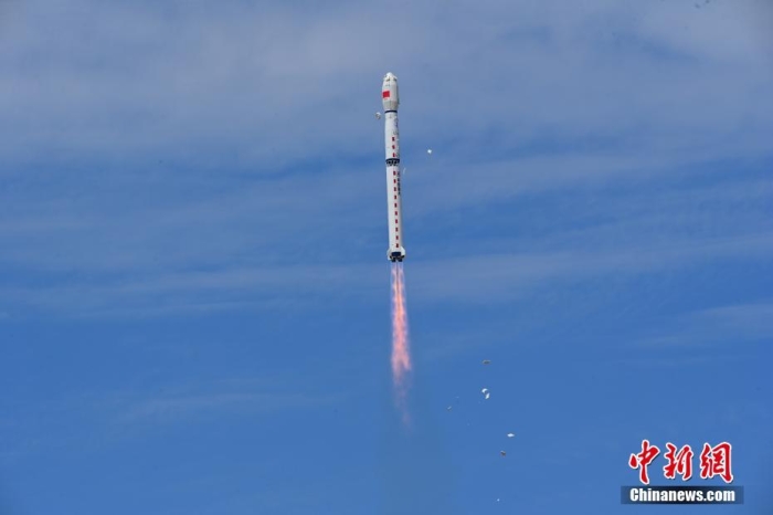 8月3日11時47分，中國在酒泉衛(wèi)星發(fā)射中心用長征四號丙遙四十四運載火箭，成功發(fā)射風云三號06星，衛(wèi)星順利進入預(yù)定軌道，任務(wù)取得圓滿成功。該衛(wèi)星將接替在軌超期服役的風云三號C星，探測數(shù)據(jù)主要用于天氣預(yù)報、大氣化學(xué)和氣候變化監(jiān)測業(yè)務(wù)及研究。汪江波 攝